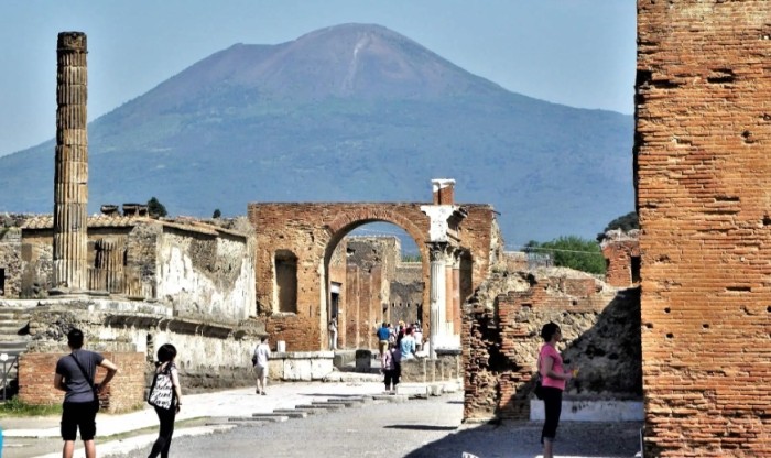 Pompeii tour guide